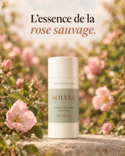 Stick Parfum Corps Rose Sauvage parmi les roses